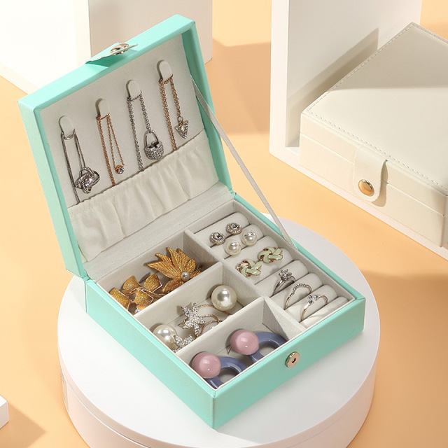 Simple Portable PU Leather Velvet Jewelry Organizer Case / Boîte de stockage de bijoux