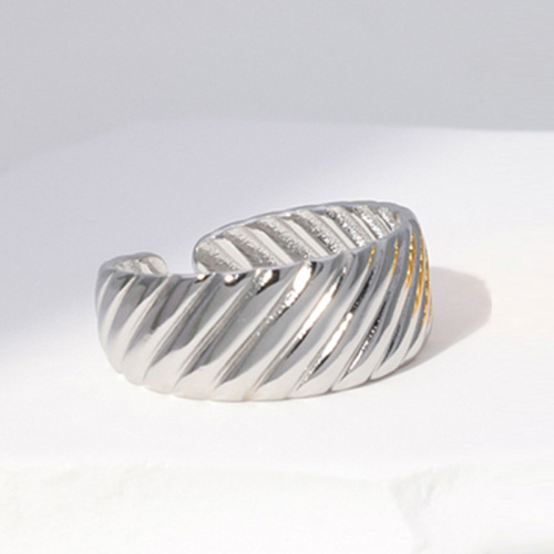 Trendy Croissant Twisted Stainless Steel opening Adjustable Cuff ring / Bague réglable en acier inoxydable