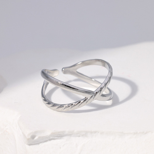 Minimalist Criss Cross Stainless Steel Adjustable Open ring / Bague réglable en acier inoxydable